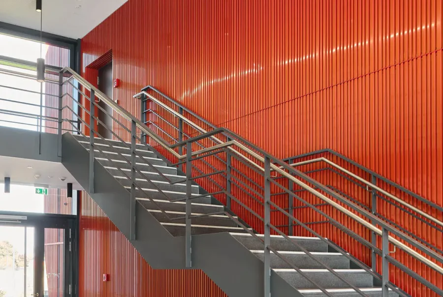 eggersmende architekten_Planungsbüro_Neubau Feuerwehrtechnisches Zentrum Minden-Lübbecke, Foyer mit Treppe