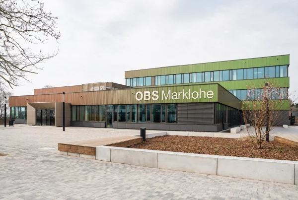 eggersmende architekten_Erweiterung und Sanierung Oberschule Marklohe_Außenansicht Haupteingang und Vorplatz